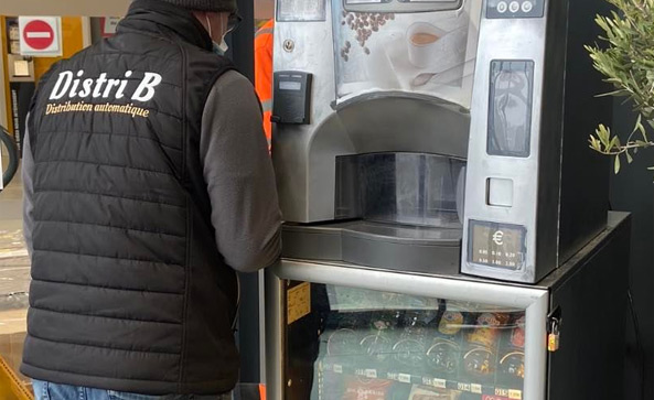 Distributeur automatique combiné snacks et boissons chaudes